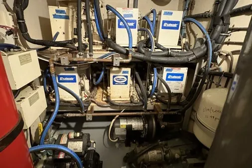 Hatteras 60 enclosed bridge image