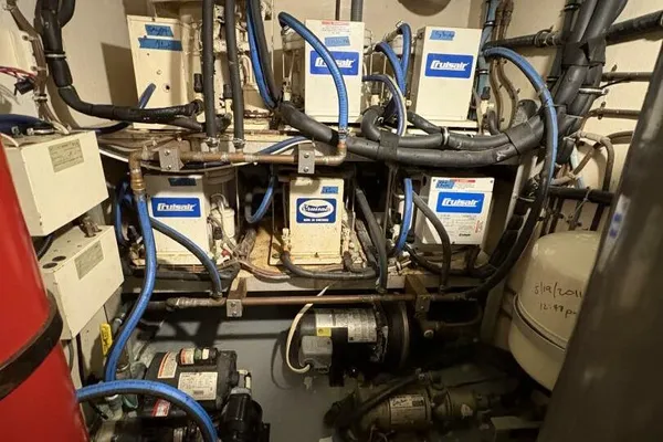 Hatteras 60 enclosed bridge image