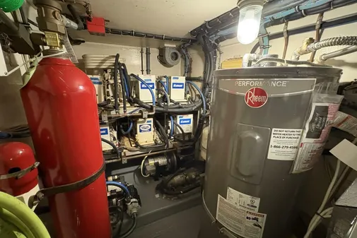 Hatteras 60 enclosed bridge image