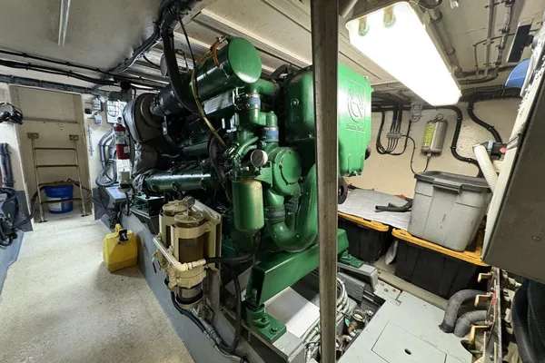 Hatteras 60 enclosed bridge image