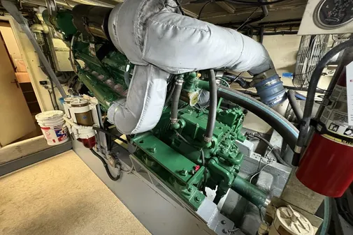 Hatteras 60 enclosed bridge image