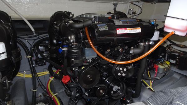 Carver C34-COUPE image