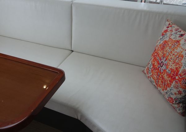 Carver C34-COUPE image