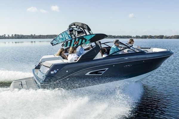 Sea Ray SLX-W 230 - main image