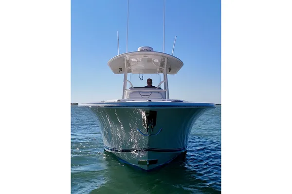 Regulator 28 Forward Seating image