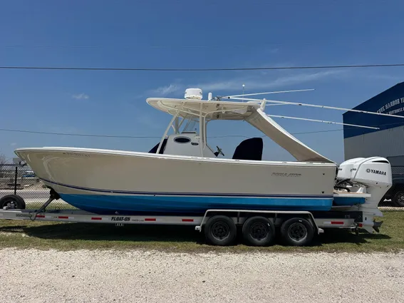 Regulator 28 Forward Seating image