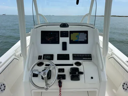 Regulator 28 Forward Seating image