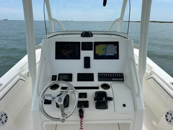 Regulator 28 Forward Seating image