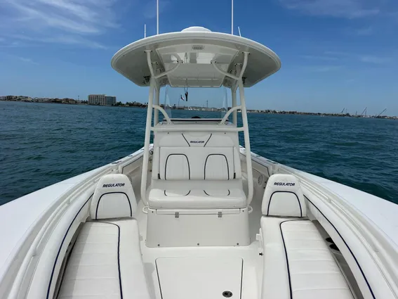 Regulator 28 Forward Seating image