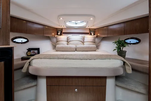 Cruisers Yachts 38 Express image