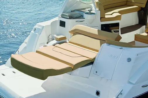 Cruisers Yachts 38 Express image