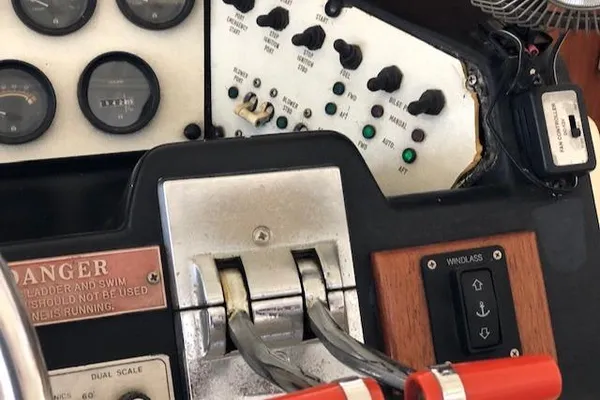 Sea Ray 390 Sport Fisherman image