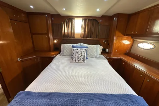 Cruisers Yachts 405 Express Motoryacht image