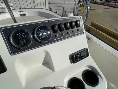 Boston Whaler 190 Montauk image
