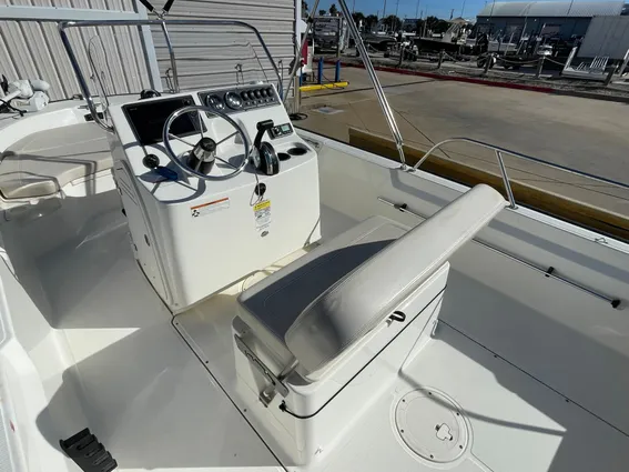 Boston Whaler 190 Montauk image