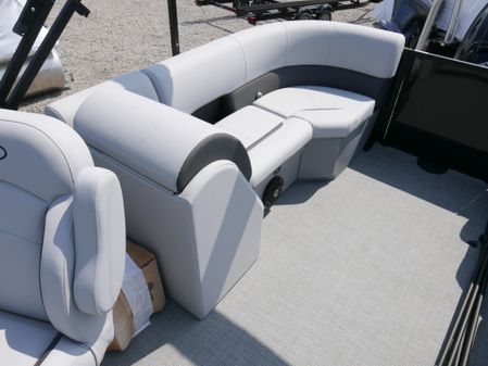 Bentley-pontoons LEGACY-223-NAVIGATOR image