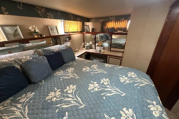 Chris-Craft 426 Catalina image