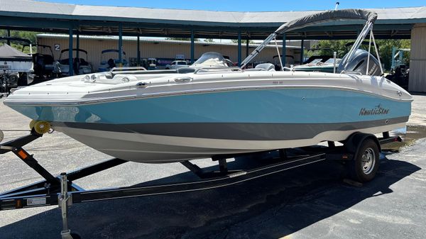 NauticStar 203Sc Side Console Deck 