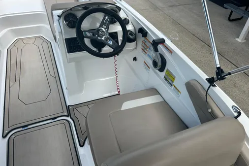 Hurricane SunDeck Sport 185 OB image