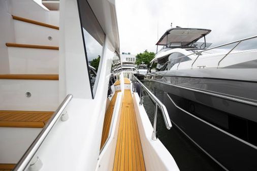 Azimut 60 image