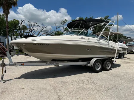Sea Ray 220 Sundeck 
