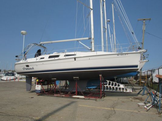 Hunter 33 - main image