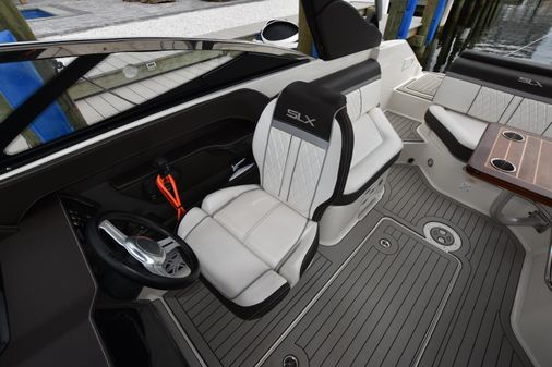 Sea Ray SLX 250 image