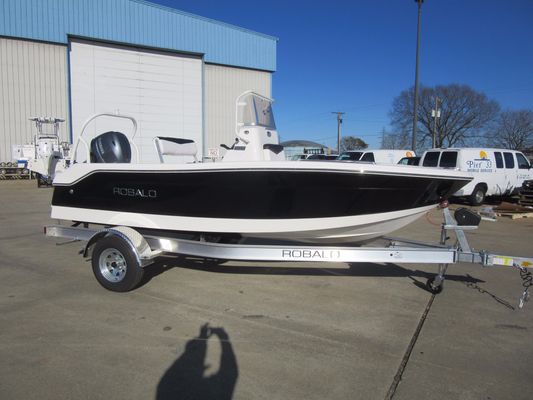 Robalo R160 Center Console - main image