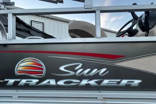 Sun Tracker Party Barge 18 DLX image