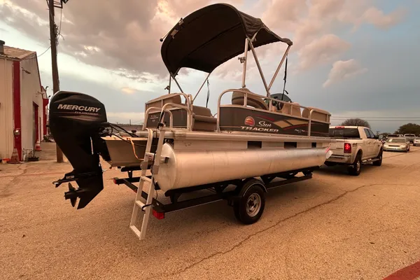 Sun-tracker PARTY-BARGE-18-DLX image