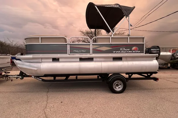 Sun-tracker PARTY-BARGE-18-DLX image