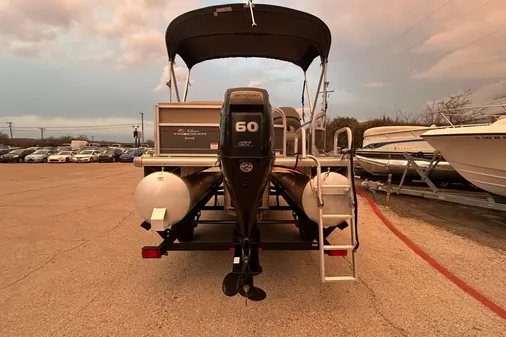 Sun Tracker Party Barge 18 DLX image