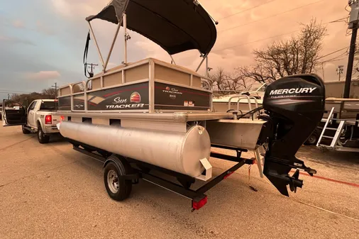 Sun Tracker Party Barge 18 DLX image