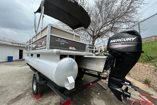 Sun Tracker Party Barge 18 DLX image