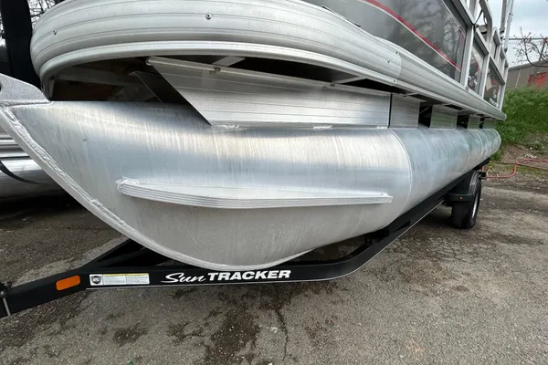 Sun-tracker PARTY-BARGE-18-DLX image