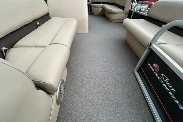 Sun-tracker PARTY-BARGE-18-DLX image