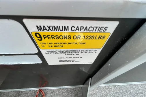 Sun Tracker Party Barge 18 DLX image