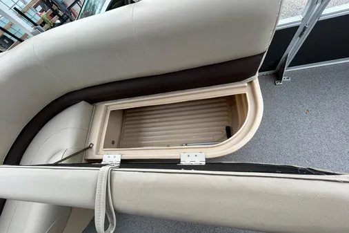 Sun Tracker Party Barge 18 DLX image