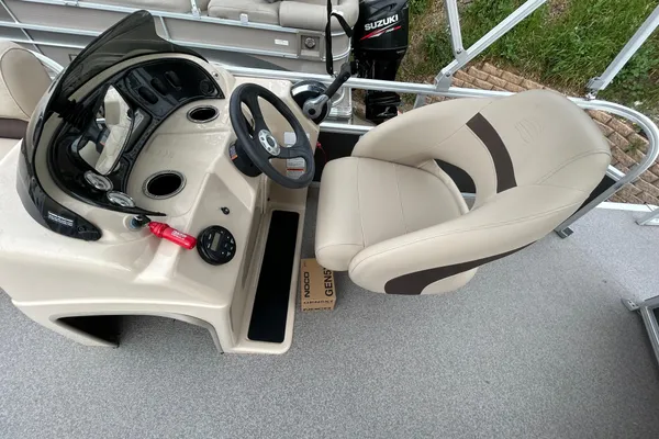 Sun-tracker PARTY-BARGE-18-DLX image