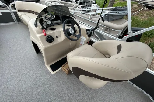 Sun Tracker Party Barge 18 DLX image