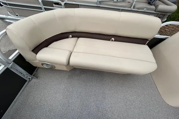 Sun-tracker PARTY-BARGE-18-DLX image