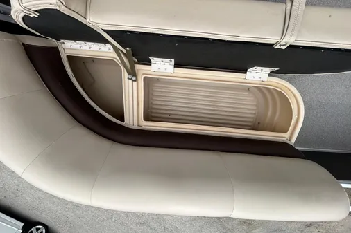 Sun Tracker Party Barge 18 DLX image