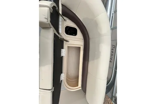 Sun Tracker Party Barge 18 DLX image