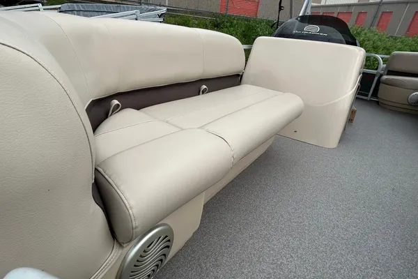 Sun-tracker PARTY-BARGE-18-DLX image