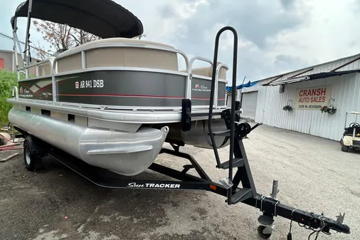 Sun Tracker Party Barge 18 DLX image