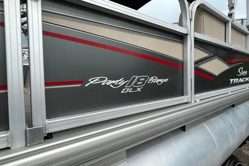 Sun Tracker Party Barge 18 DLX image