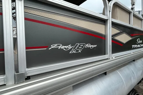 Sun-tracker PARTY-BARGE-18-DLX image