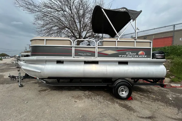 Sun-tracker PARTY-BARGE-18-DLX image