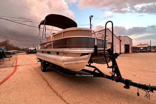 Sun Tracker Party Barge 18 DLX image