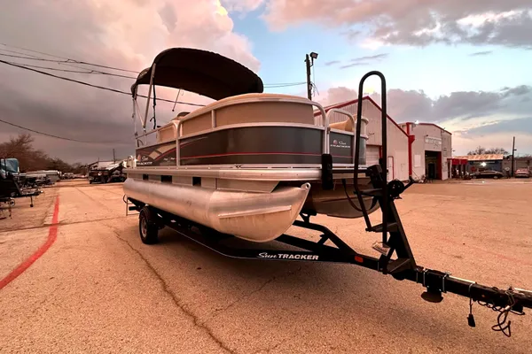 Sun-tracker PARTY-BARGE-18-DLX image